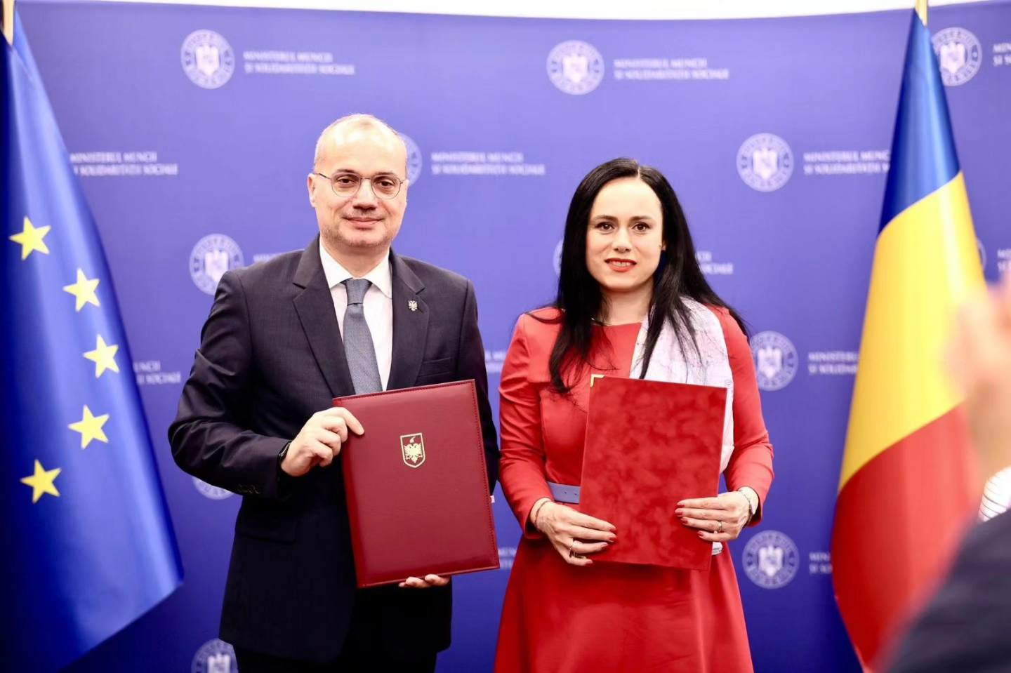 Vizitë e frytshme në Rumani e ministrit Igli Hasani dhe nënshkrimi i dy marrëveshjeve të rëndësishme. 
