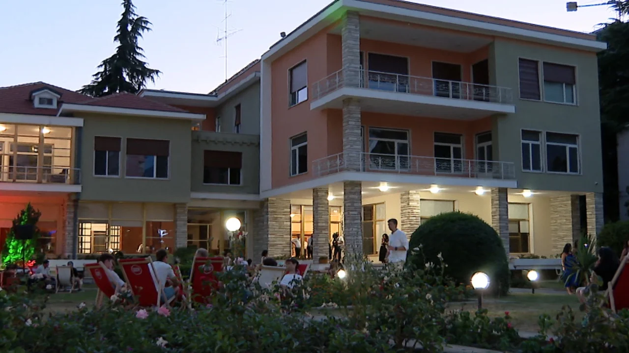 Arti në vilën e ish-diktatorit, artistë nga e gjitha bota prezantojnë punimet bashkëkohore