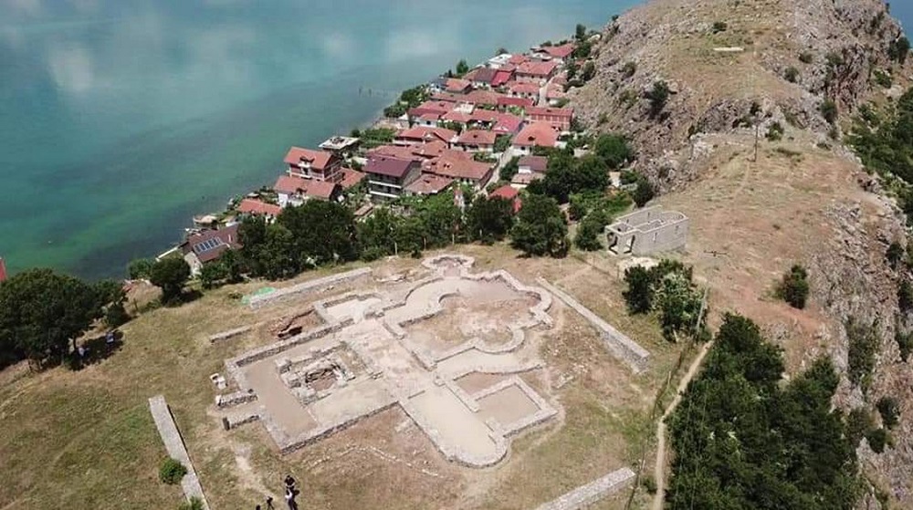 Satul din Albania unde a fost descoperită cea mai veche așezare lacustră din Europa: urme de locuire de acum 6.000–8.000 de ani