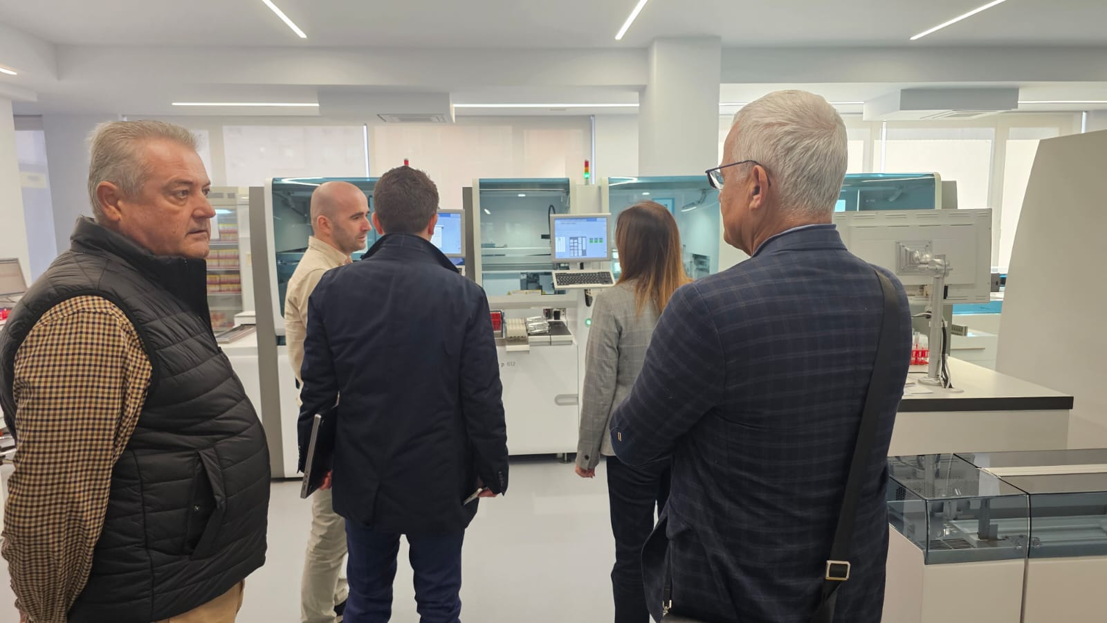 Oameni de afaceri și profesori vizitează companii albaneze pentru colaborare