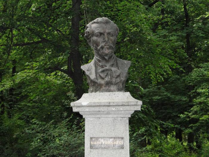 A e dini se busti i Naim Frashërit ndodhet në Bukuresht?
